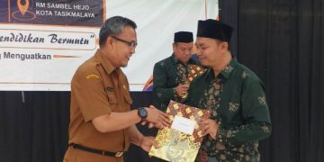 Secara Resmi Kadisdik Kota Tasikmalaya Serahkan Surat Ijin Memimpin Kepada 76 Kepala SMP Swasta
