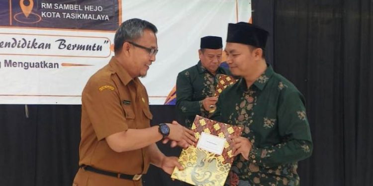 Secara Resmi Kadisdik Kota Tasikmalaya Serahkan Surat Ijin Memimpin Kepada 76 Kepala SMP Swasta