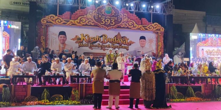 Peserta Kirab Budaya Kecamatan Cikampek Memukau Hadirin