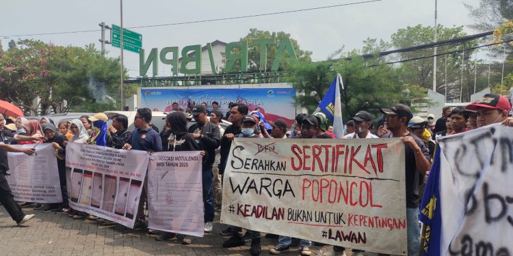 Tak Sabar Dalam Penantian Terbitnya SHM PTSL, Ratusan Warga Poponcol Kepung Kantor BPN Karawang