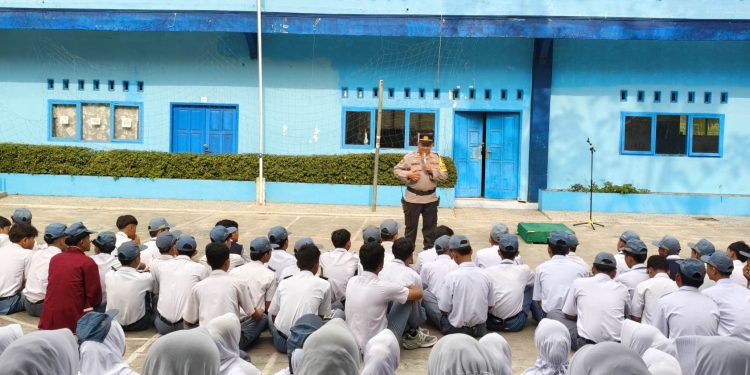 Bertindak Selaku Pembina Upacara Senin Pagi, Kapolsek Sukaratu Berikan Motivasi & Penyuluhan Hukum Kepada Murid SMA Plus YAB Sukaratu Tasikmalaya