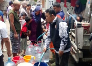 Krisis Air Bersih di Tuguraja, PGRI Cabang Cihideung Turun Langsung Salurkan Air Bersih Untuk Warga