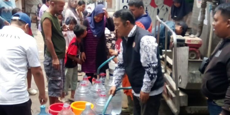 Krisis Air Bersih di Tuguraja, PGRI Cabang Cihideung Turun Langsung Salurkan Air Bersih Untuk Warga