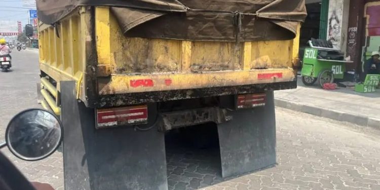 Miris! Proyek Ratusan Juta Revitalisasi Jalan Tuparev Karawang Baru Selesai, Paving Block Sudah Dilindas Dump Truck Overload
