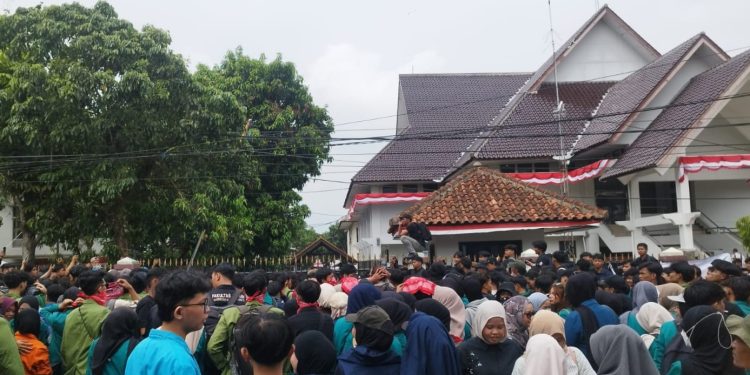 Dihari Sumpah Pemuda Ke-98, Ratusan Mahasiswa Gelar Aksi di Depan Gedung DPRD Kota Tasikmalaya