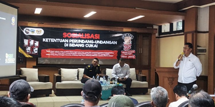 Gempur Rokok Ilegal, Satpol PP Kota Tasikmalaya Gelar Sosialisasi Ketentuan & UU Cukai Terhadap Para Pedagang Sekitar Pasar Lama